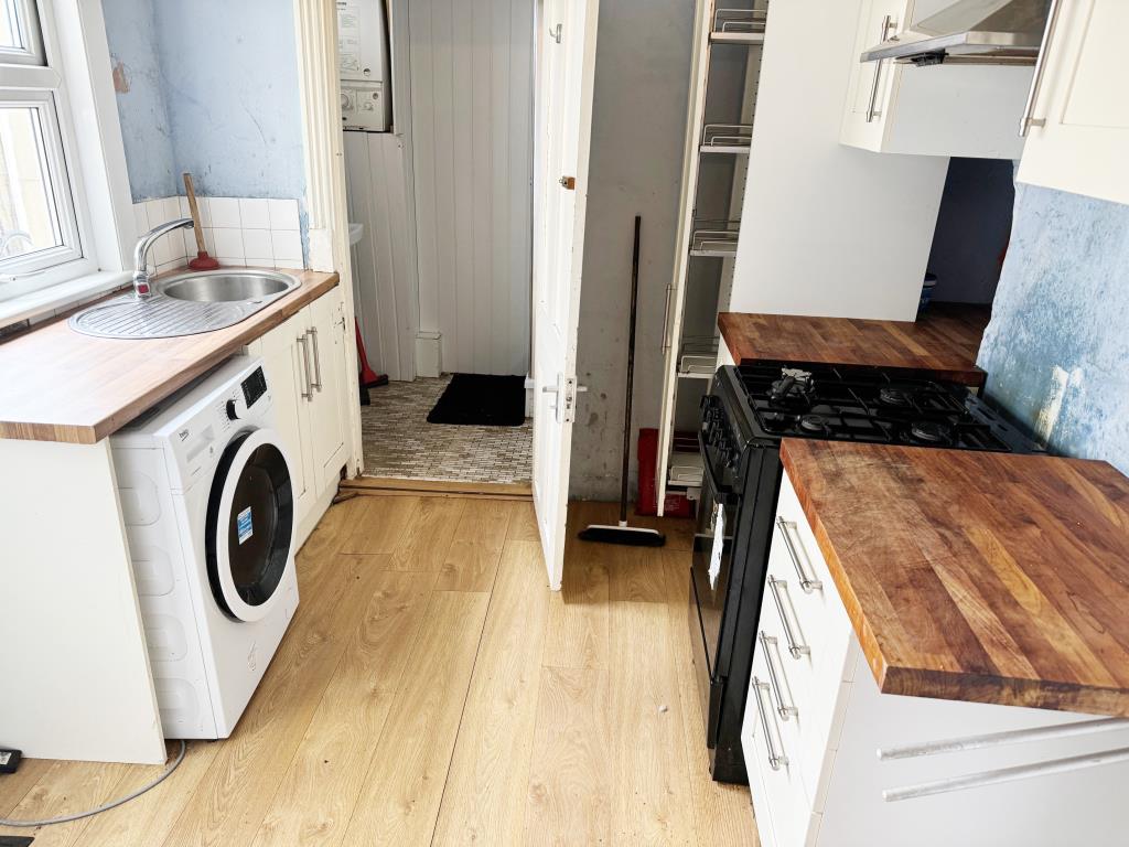 Lot: 17 - FOUR STOREY TERRACE PROPERTY WITH POTENTIAL - Lower ground kitchen